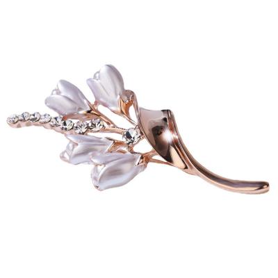 China Elegant Meixun Rhinestone Jewelry Accessories Cloth Flower Brooch Pin Pearl Flower Brooch Pin For Women for sale