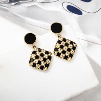 China Meixun temperament daily soft national trend niche pearl earrings long pearl fashionable wholesale ear clips for sale