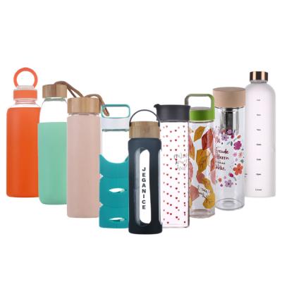 China Sustainable Manufacturers-Suppliers 20 Ounce Borosilicate Glass Water Bottle With Silicone Sleeve for sale