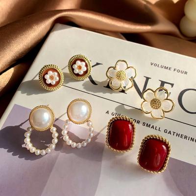 China New luxury exaggerated earrings temperament autumn and winter retro exaggerated women's earrings for sale