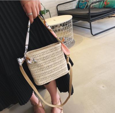 China Beach 2019 New Summer Vacation Beach Women Bag Casual Seashell Shape Straw Raffia Bag Scarf Messenger Bag for sale