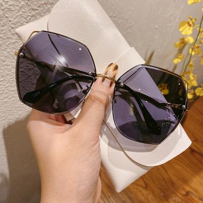 China Fashion Sunglasses 2021 Women's Metal Temple Sun Glasses Ocean Glass Shades Fashion Woman Sun Glasses For Women for sale