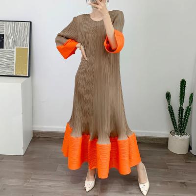 China Anti-Static Pleated Color Contrast Dress 2024 Summer New Khaki Color Matching Skirt Women for sale