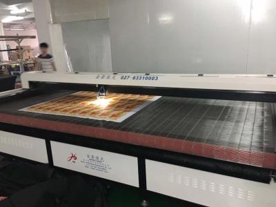 China Laser-Schneidemaschine AC220V des großen Format-150W für Fahne, Flagge, Leuchtkastenkleidungsschnitt zu verkaufen