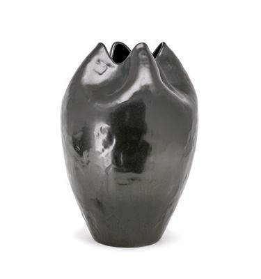 China Eco-friendly High Quality Creative Petals Shape Black Luxury Ceramic Vase With Glazed Metal For Table Decor for sale