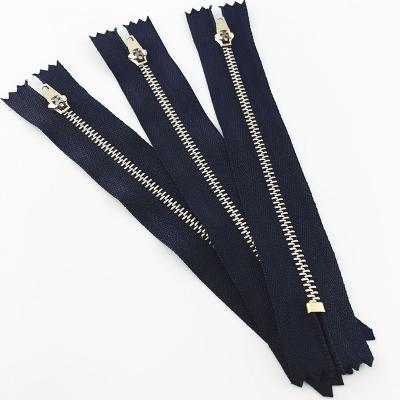 China Custom Auto Lock Wholesale Price 3# Gold Color Black Copper Narrow Teeth End Jacket Metal Zipper Zipper for sale