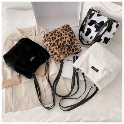 China Fashion Fashion Girl Pinch Velvet Animal Print Ladies Bag Women Handbags Plush Long Handle Cross - Body Bags for sale