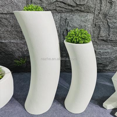 China Nordic Floor Vase Large White Fiberglass Planter Hotel Pot Europe Flower Plant Pot For Planting Or Decoration for sale