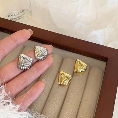 China CLASSIC 2022 Fashion Shell Earrings Gold and silver stud earrings for women for sale