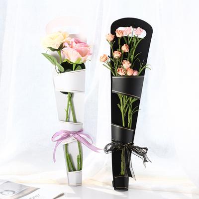 China Recyclable Recycled Romantic Paper Flower Bouquet Cardboard Flower Packing Portable Bag for sale