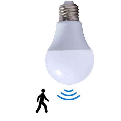 China Bulbo de sensor inteligente E27 Sensor de luz diurno-nocturno Bulbo LED con detección de movimiento por radar PIR en venta