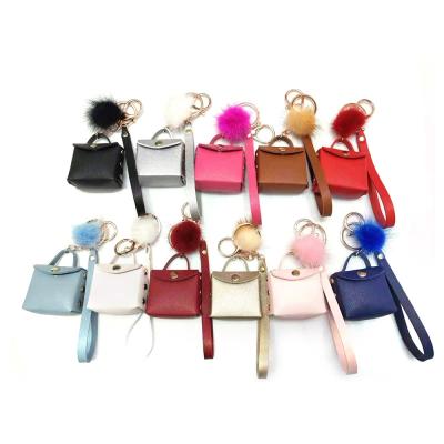 Cina La clip quadrata del metallo riveste di pelle 6cm Mini Purse Keychain Black Plating con la palla lanuginosa in vendita