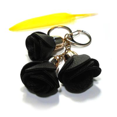 Cina 36g nero Rose Keychain di cuoio, mano ha cucito gli anelli portachiavi di cuoio promozionali in vendita