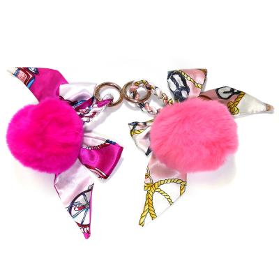 China De Pluizige Lichtrose Pom Pom Fur Ball Keychain Scarves Toebehoren van het Debossedembleem 3.1inch Te koop