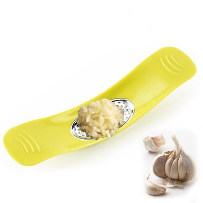 China Creative Stocked Garlic Tornado Kitchen Instruments Large Arc Press Garlic Manual Plastic Zinc Alloy Garlic Crusher for sale