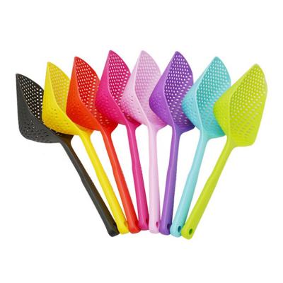 China Kitchen Instrument Strainer Shovel Strainer Strainer Strainer Scoop Viable Plastic Slotted Spoon Drain Water Oil Plastic Grid Scoop for sale