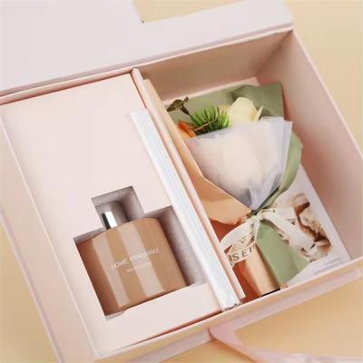 Chine Boîte cadeau ensemble de roseau diffuseur de parfum ensemble avec boîtes d'emballage 120 ml diffuseurs d'arôme parfum avec fleur à vendre