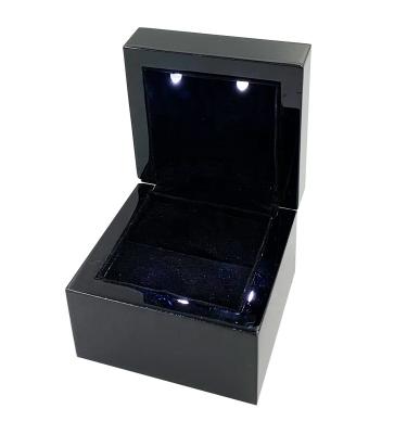 China Handmade Custom Design Piano Black Lacquer Finish Luxury Wood Led Ring Box for sale