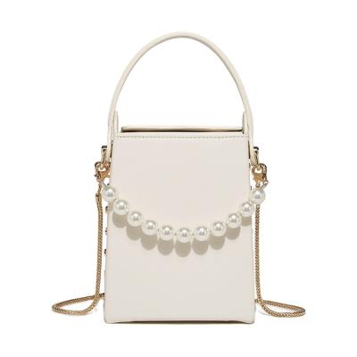 China Fashoion niche design pearl necklace cross - body bag fashion simple new texture chic ladies handbags handbags for sale