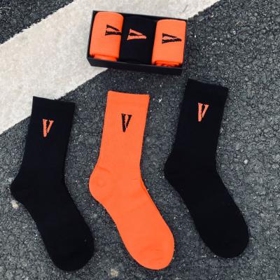 China Breathable Custom Design Thick Cotton Socks Men Embroidered Logo Crew Socks For Men for sale