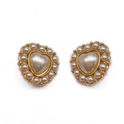 China 2021 New Design Viable Pearl Metal Heart Shaped Leg Button For Lady Coat for sale