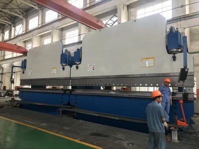 Cina Freno automatico CNC Tandem Press 3000 tonnellate Lunghezza del tavolo 12000mm Piegatura 20mm in vendita