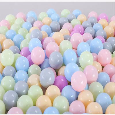 Chine les boules de pièces de terrain de jeu d'enfants de 8cm entassent en vrac couleur faite sur commande de doux matériel de PE à vendre