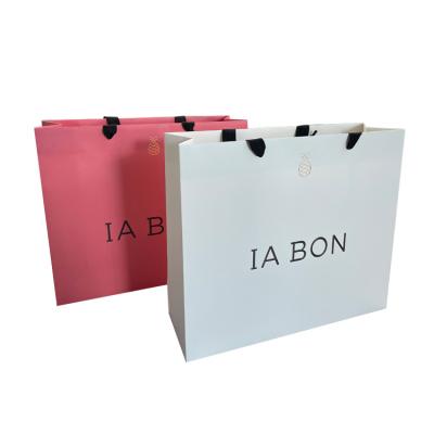 China Recyclable Wholesale Customized Laminated Gift Shopping Paper Bags For Clothing Packaging for sale