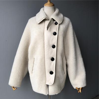 China 2021 New Arrival Anti-wrinkle True Sheep Winter Woman Lamb Coat Comfortable And Breathable Natural Fur Coat for sale