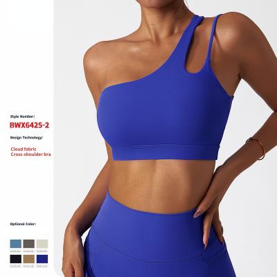 China Breathable Sexy One Shoulder Sports Bra Yoga Tops Wireless Medium Support Gym Workout Bras With Removable Pad for sale