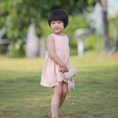 China Anti-wrinkle factory price summer high quality solid sleeveless lovely kids clothes baby linen dress for sale