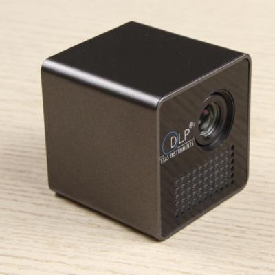 中国 New Low Cost OEM ODM P1S High Lumens HD Portable DLP Projector Factory Price Rechargeable Wholesale Low Cost Pico wifi mini 販売のため