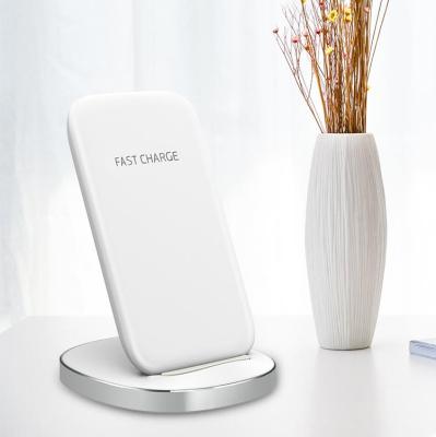 中国 Factory wholesale15W Phone Charging Station Desktop Wireless Fast Charging Wireless Charger 販売のため