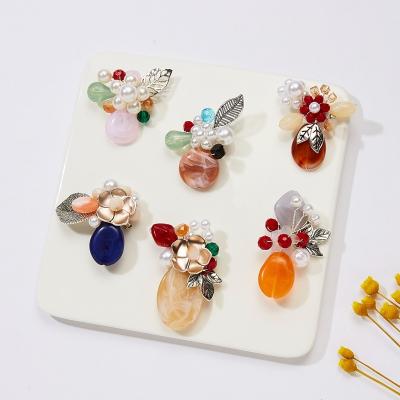 China Handmade Resin Crystal Bead Pins Girls Dress ALLOY Coat Belle Flower Brooch Jewelry For Women for sale