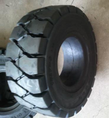 China Pneumatic rubber Forklift Tyre / Solid Tyre For three wheel forklift for sale