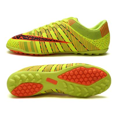 China Rubber good quality soccer cleats custom made men soccer shoes football boots for men 2018 and 2019 for sale