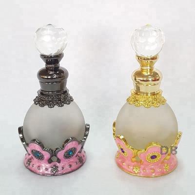 China Retro Dubai Personal Care 15ml Style Metal Perfume Bottle Attar Arabic Essential Oil Refillable Bottle With Plum Blossom Flower Design for sale