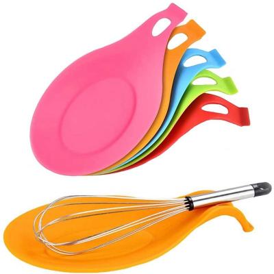 China Sustainable Kitchen Silicone Spoon Rest Silicone Kitchen Cookware Rest Pocket Spatula Flexible Spoon Shaped Spoon Holde for sale