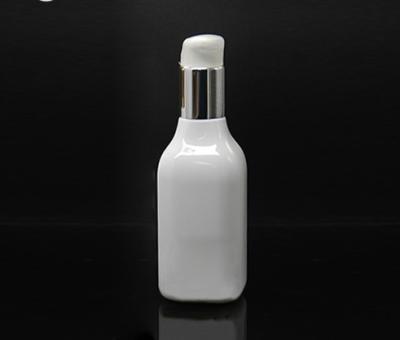 Chine Bouteille 220ml en plastique cosmétique blanche pour le shampooing et le conditionneur, protection humide à vendre