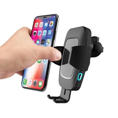 China Cell Phone Factory Direct Sales 10W Matt Rotation Flexible Auto Clamping Smart Sensor Car Charger Mobile Radio With Suction Cup for sale