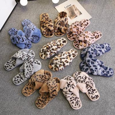 China Fashion Trend Winter Plush Heart Slide Indoor Slippers For Women Custom Logo House Furry Warm Home Leopard Print Slipper Ladies Wholesale for sale