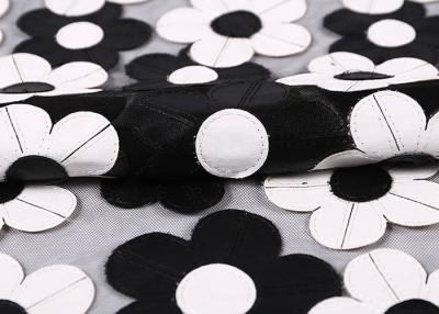 Chine Tissu de dentelle de maille d'unité centrale de broderie de personnalisation avec la fleur noire et blanche à vendre