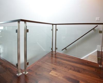 China Pin Fence Glass Railing with S.S Mini Post Bolted Down in Hardwood Timber Deck for sale