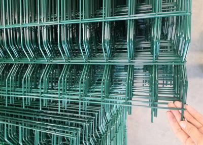 Chine Le PVC pré galvanisé a enduit le fil soudé par 3D vert Mesh Fence 4mm 2 sinueux à vendre