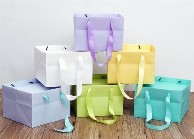 China Bolsos de compras coloridos del papel de Kraft para el bolso de empaquetado de la torta/del regalo en venta