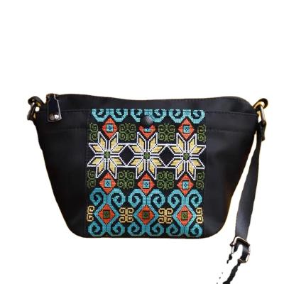 China Daily Used New Large Capacity Oxford Fabric With Vintage Embroidery Minimalist Women's Cross-Body Bag for sale