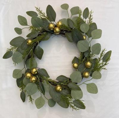 China Real Look Elegant Christmas 2022 Hand Assembled Plastic, Real Fabrics 23cm (diameter) Look Green, Golden Apple, Artificial Cedar Vine Wreath for sale