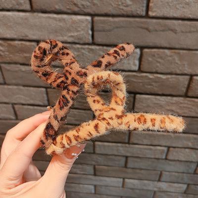 China Women Girl Daliy Life Hair Accessories Winter Autumn Shark Hairpins Women Girls Warm Plush Leopard Hair Claw Large Barrettes Crab Clip Lady Fashion Hair Accessories for sale