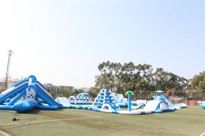 China Carrera de obstáculos inflable del parque acuático del tobogán acuático del mar gigante blanco azul en venta