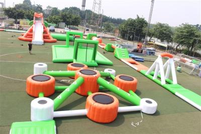 China Nuevo tobogán acuático flotante colorido del parque del agua en carrera de obstáculos del mar en venta